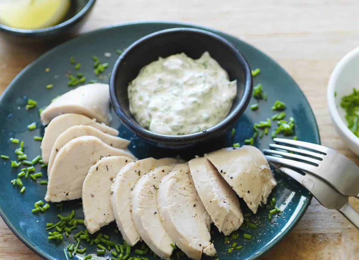 Jak długo gotować pierś z kurczaka w wodzie, aby była soczysta?