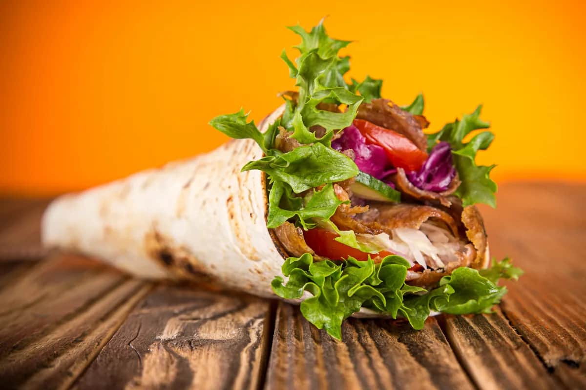 Ile kalorii ma kebab z frytkami? Sprawdź, co naprawdę jesz