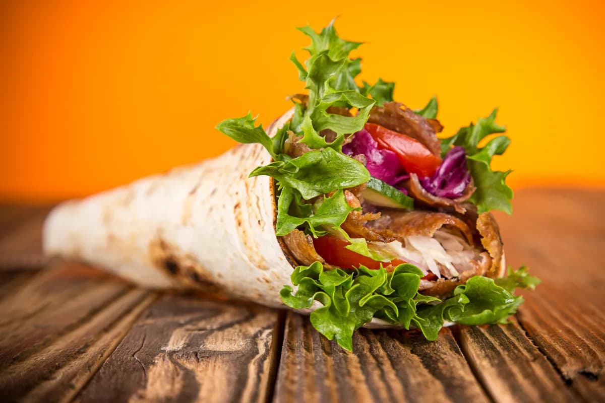 Ile kalorii ma kebab z frytkami? Sprawdź, co naprawdę jesz