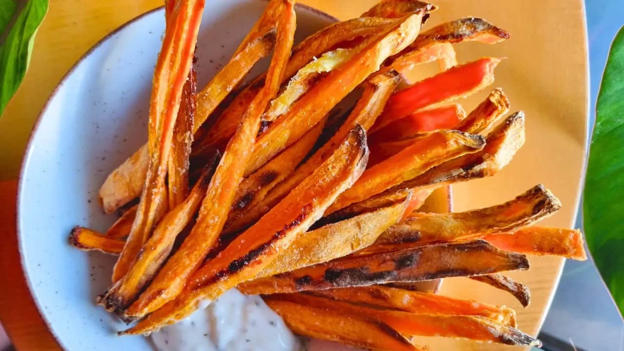 Jak upiec frytki z batatów, aby były chrupiące i zdrowe