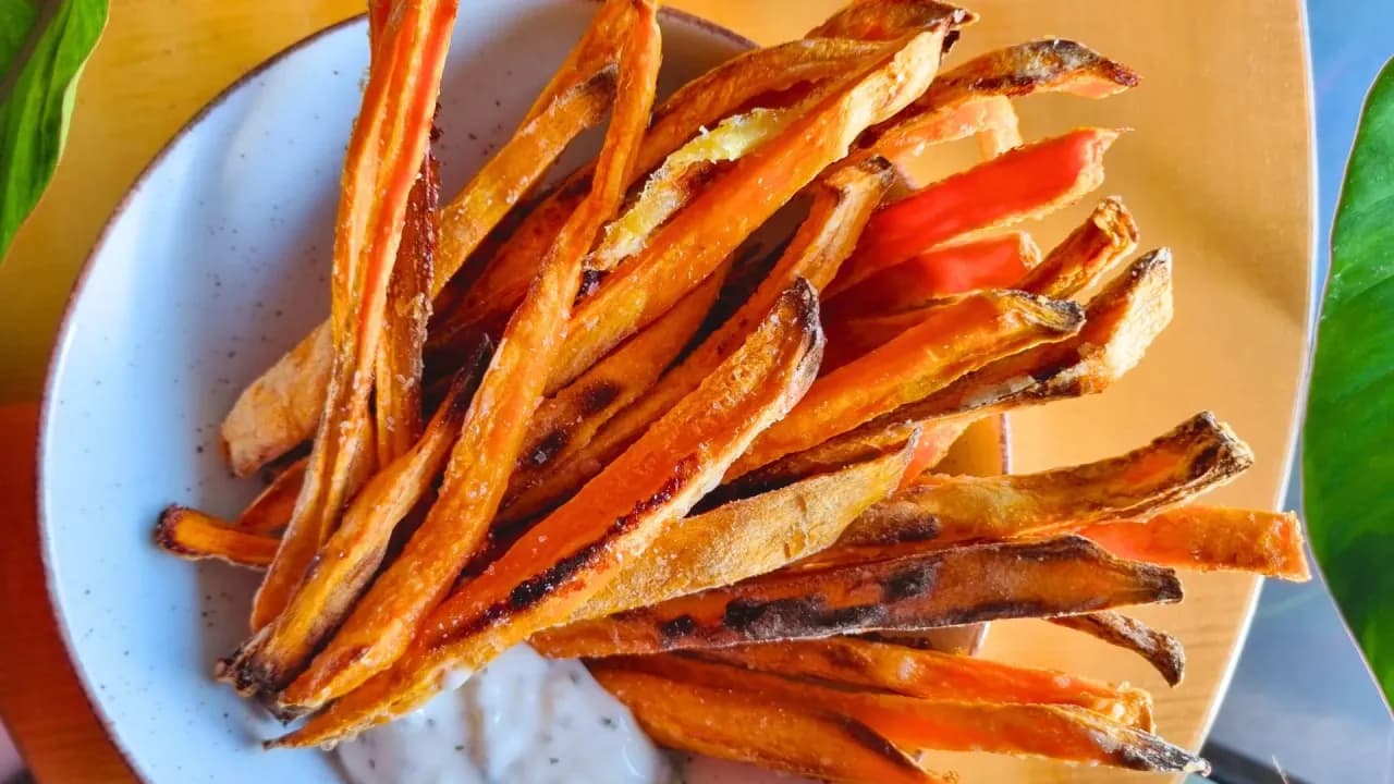 Jak upiec frytki z batatów, aby były chrupiące i zdrowe