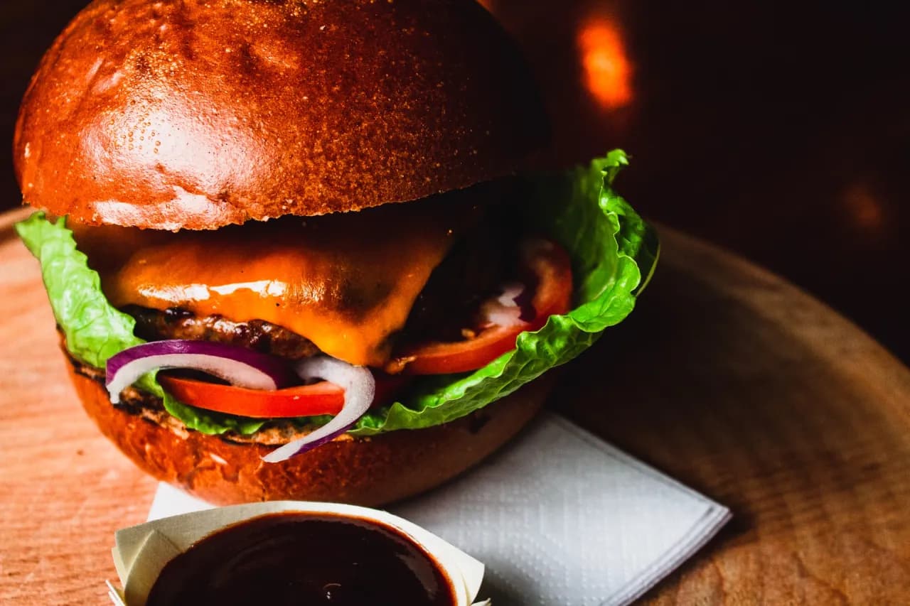 Jakie dodatki do burgera sprawią, że poczujesz ich wyjątkowy smak?