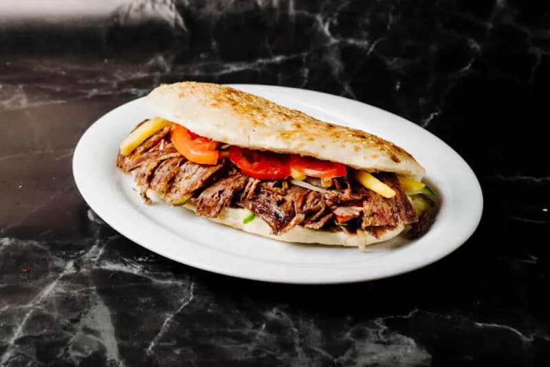 Ile kalorii ma kebab w bułce? Zaskakujące wartości odżywcze!