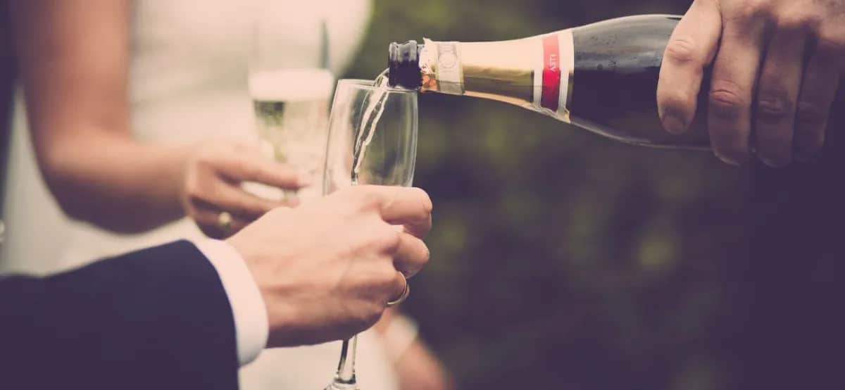 Ile napoju na osobę na imprezę? Sprawdź, by uniknąć niedoborów