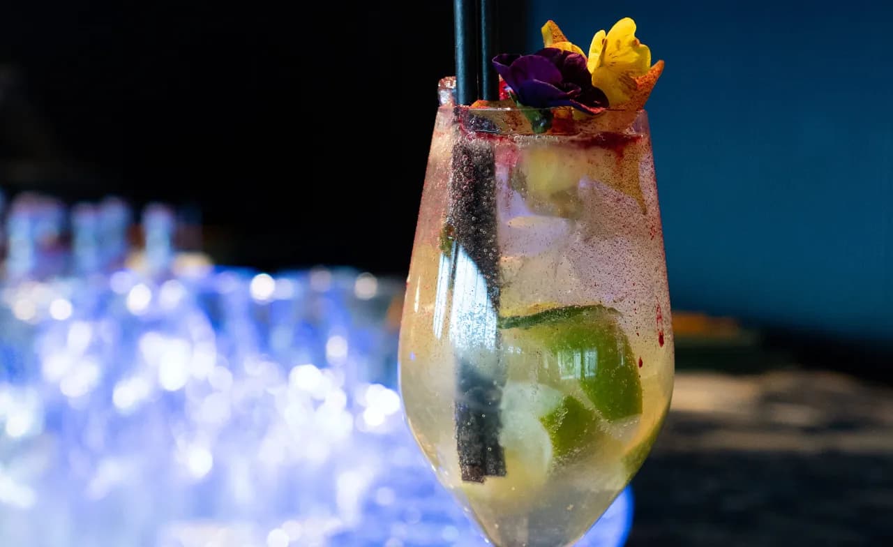 Hugo napój: orzeźwiający przepis na idealny letni drink