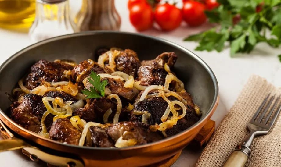 Z czym podawać wątróbkę? Odkryj najlepsze dodatki do tego dania