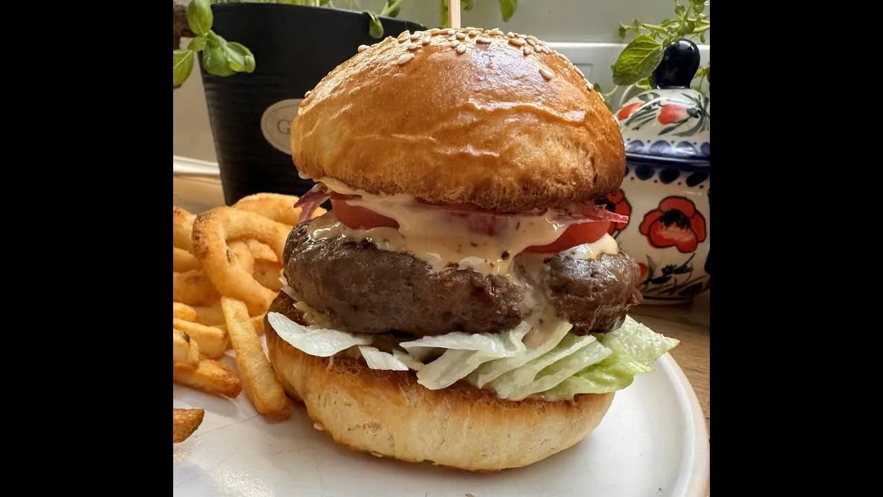 Jak zrobić burgery wołowe, które zachwycą smakiem i soczystością