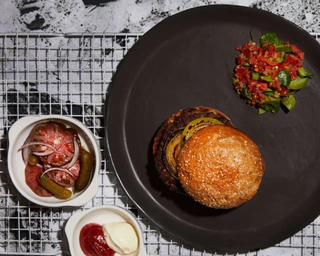 Burger jak zrobić mięso – proste przepisy na soczyste burgery
