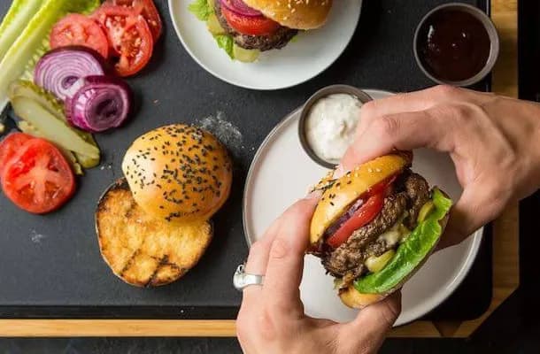Jak doprawić wołowinę na burgery, by były soczyste i pełne smaku