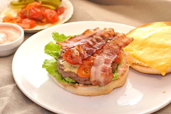 Jak przygotować hamburgery w domu, aby były soczyste i pyszne