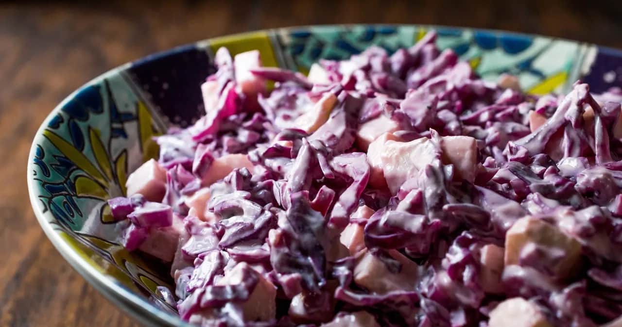 Surówka z czerwonej kapusty jak w kebabie - łatwy przepis na smakowity dodatek