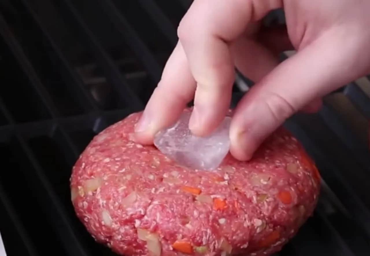 Jak przygotować mrożone hamburgery, by uniknąć suchego mięsa