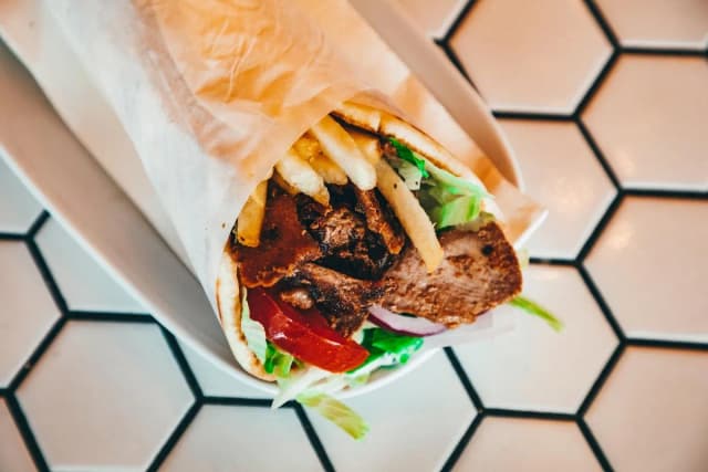 Pizza czy kebab co zdrowsze? Odkryj, co naprawdę wybierać!