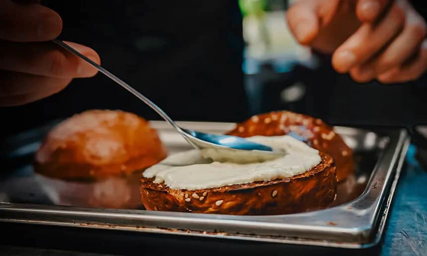 Jakie sosy do burgera? Odkryj smaki, które zachwycą podniebienie