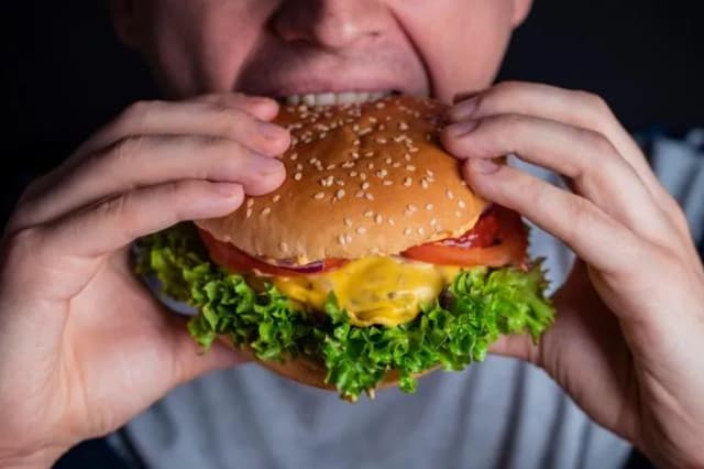 Jak jeść hamburgera bez bałaganu – sprawdzone techniki i porady