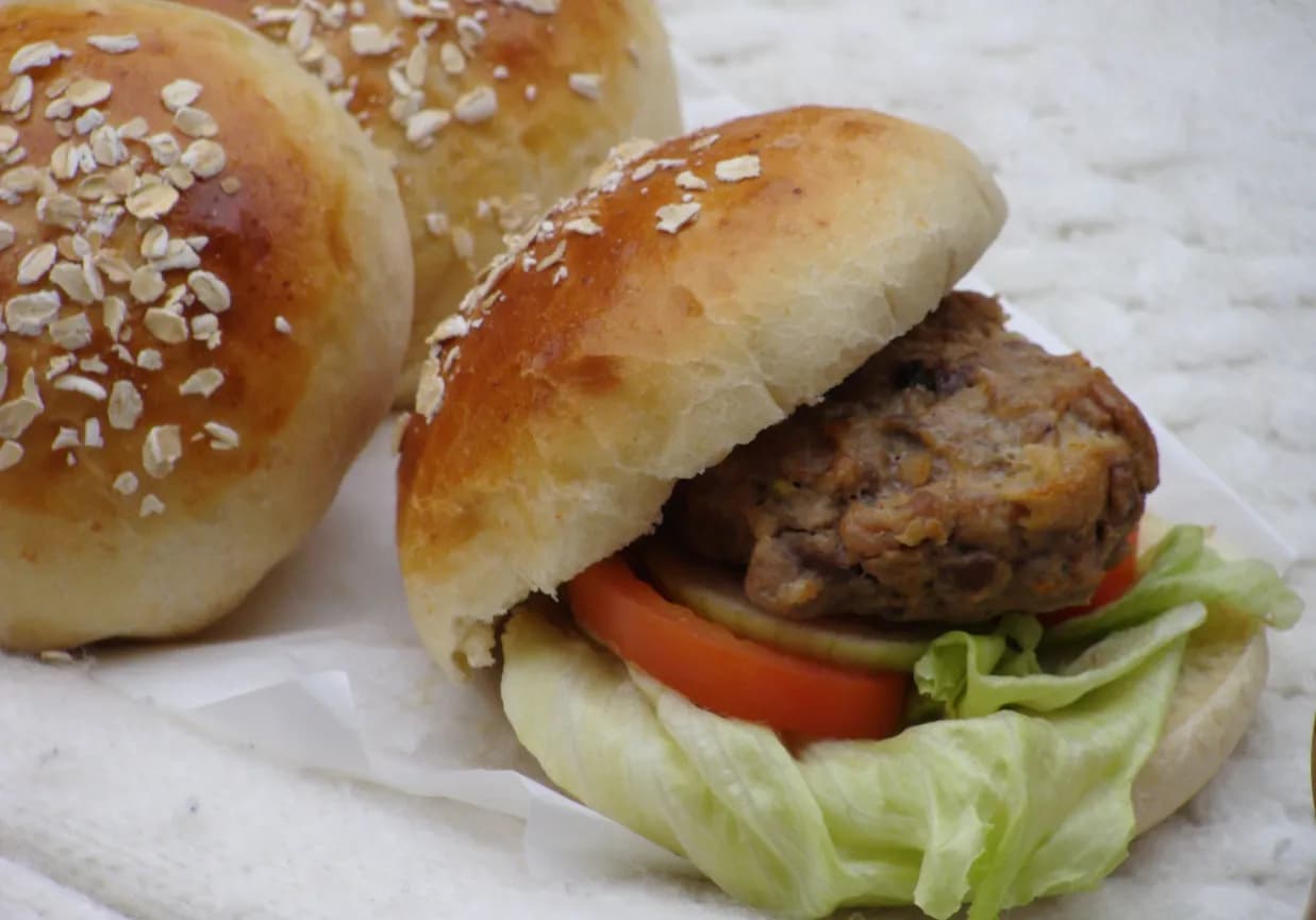 Ile piec hamburgery w piekarniku, aby były soczyste i pyszne